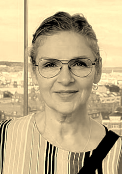 Medelålders kvinna med ljus hy och ljust hår, Maiken Skarðenni