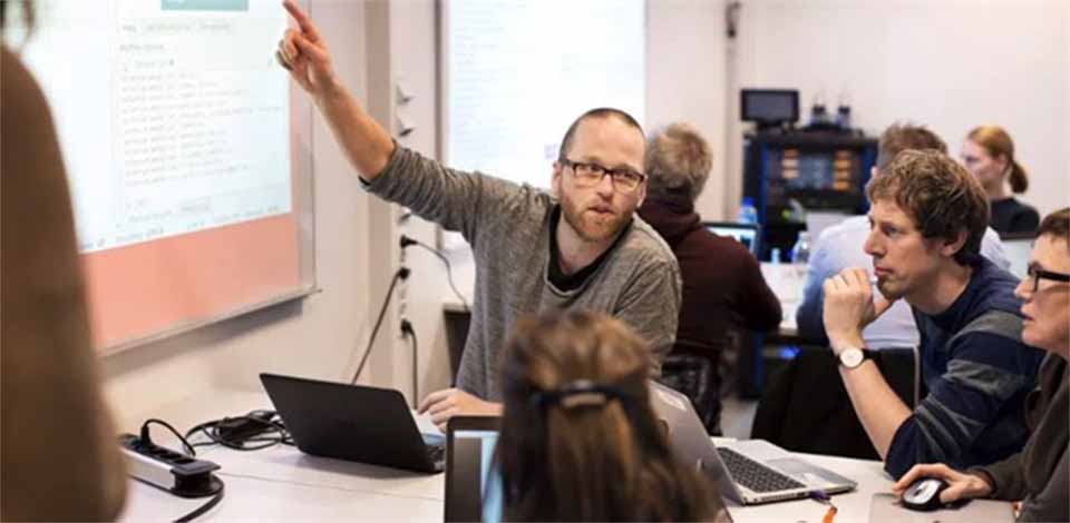 Anställda på Sparebank 1 SR-Bank deltar i skräddarsydd kurs i IT för bankanställda