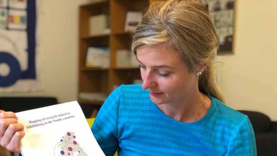Stine Hohwü-Christensen, udviklingskonsulent i DFS, med rapporten bag databasen i hånden.