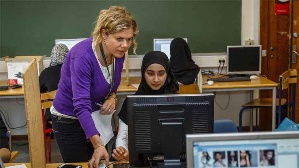 Lärarens yrkesroll håller på att förändras. Det ville många lärare diskutera när Nordplus-projektet Rekonstruktion av livslångt lärande höll sitt första seminarium. Personerna på bilden har inte med texten att göra.