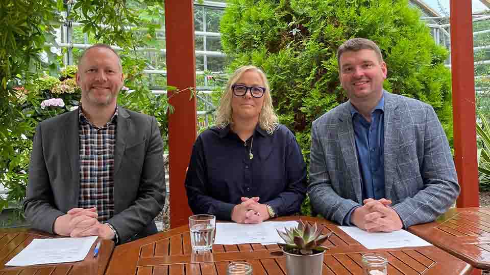 Social- og arbejdsmarkedsminister Guðmundur Ingi Guðbrandsson, Unnur Helga Óttarsdóttir, formand for Þroskahjálp, og børne-og uddannelsesminister Ásmundur Einar Daðason underskriver en aftale. Foto: Islands regering