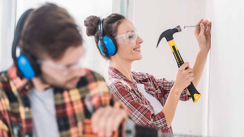 Ministerrådet - Personer med hammer og boremaskine