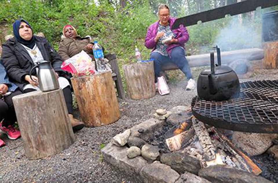 Åre kommun anordnar utedagar för att lära känna sina nyanlända. Då lär de sig spela boule, paddla kanot och sopsortera. Sedan blir det fika över öppen eld. 