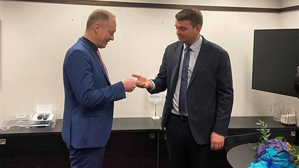 Guðmundur Ingi Guðbrandsson modtager her nøgle fra Ásmundur Einar Daðason, tidligere børne-og socialminister (og nuværende børne-og uddannelsesminister). Billede fra Islands regering.