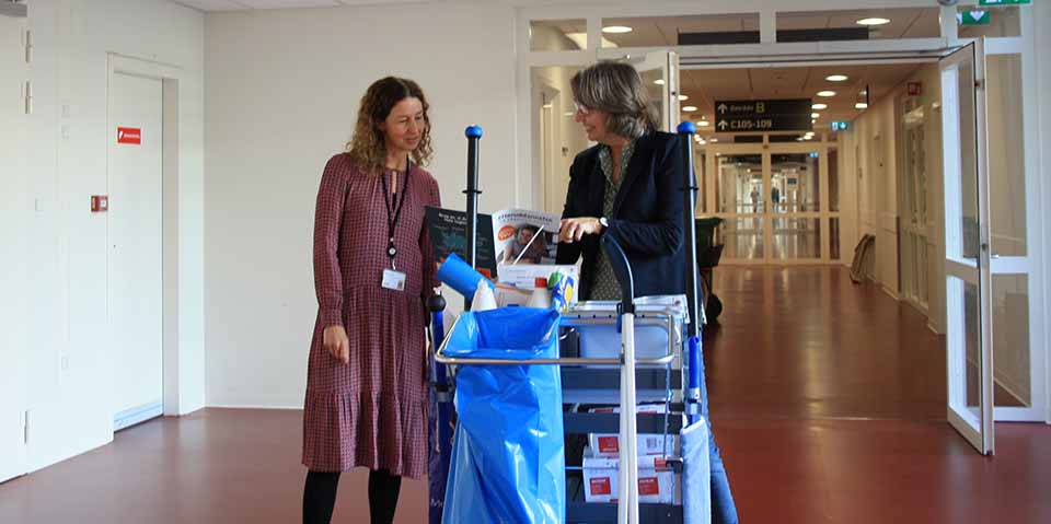 Inger Goul Andersen arbejder tæt sammen med virksomheden om et efteruddannelsesforløb – her med virksomhedskonsulent Birgit Friis fra Forsynings- og Serviceafdelingen på Aarhus Universitetshospital – for at finde ud af, hvad virksomheden helt konkret har brug for nu og fremover.