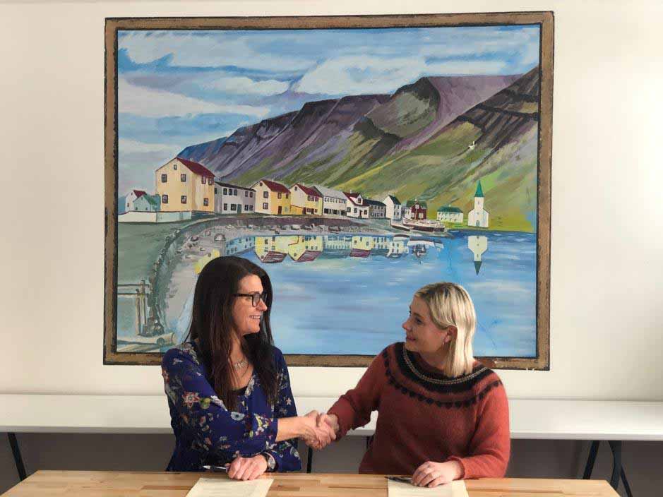 Ingibjörg Guðmundsdóttir rektor og Lilja Alfreðsdóttir utdanningsminister, skriver under kontrakt for driften.