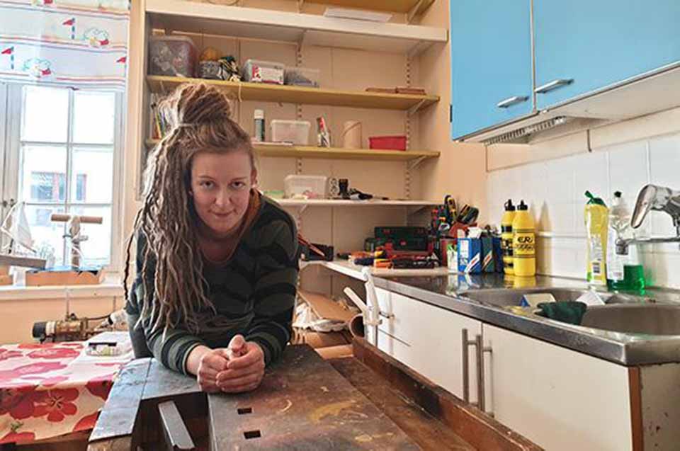 Jutta Saarinen i snickarboden på daghemmet Lillgården i Kimito