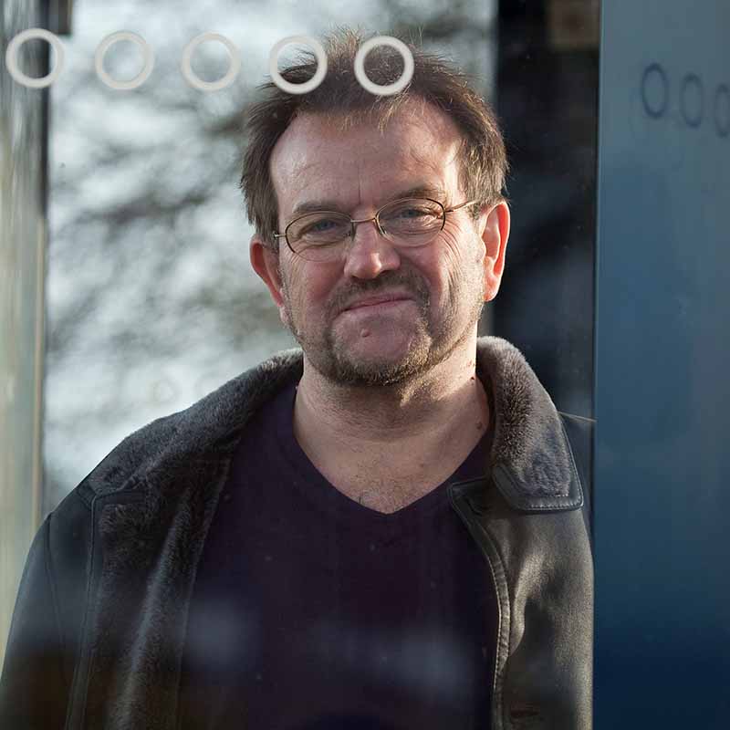 Lars Olsen er Cand.phil. i samfundsfag, journalist og forfatter. 