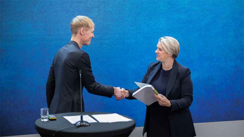 Utvalgsleder Arnfinn Midtbøen overrekker NOU’en til Marte Mjøs Perse. Foto: Simen Gald/ Arbeids- og inkluderingsdepartementet