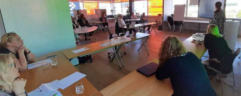 Personer deltager i et møde
