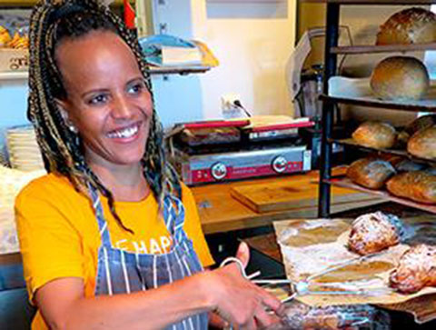 Smret Geberhanes arbetar på det populära bageriet Grädda i Åre