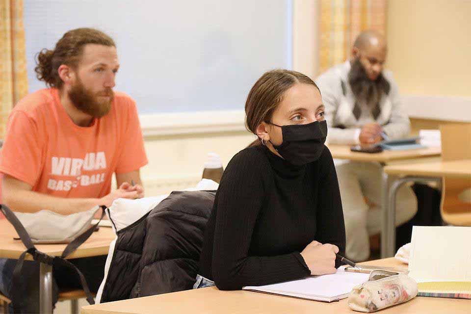 Studerande från medborgarinstitutet i finska Aurala skolan till andra vuxenstuderande. Arkivbild/Medborgarinstitutet i Aurala