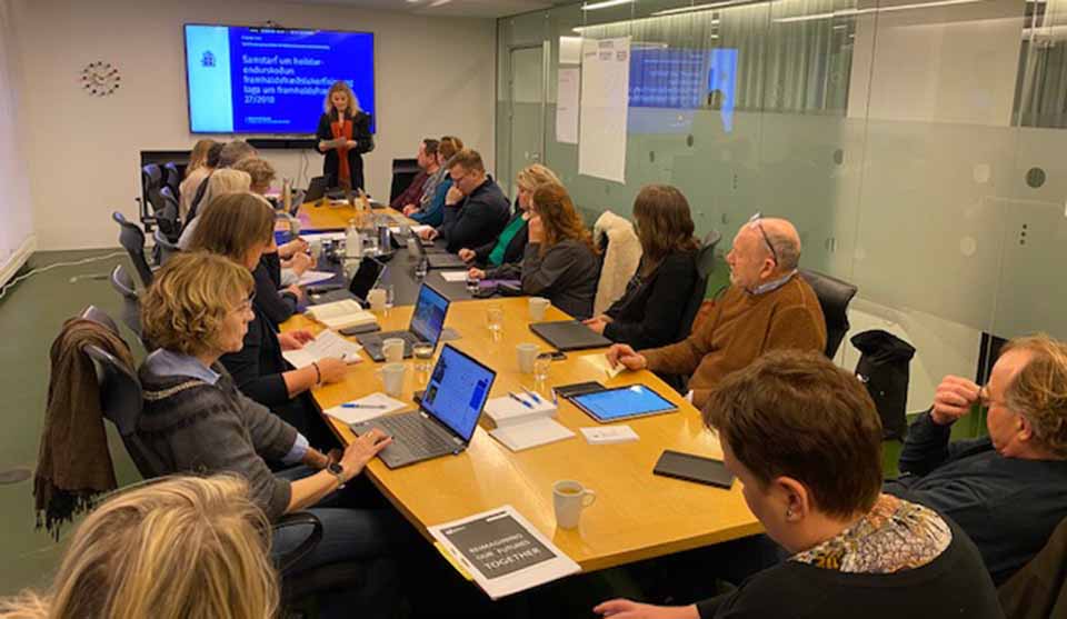 Formannsskaps-arbeidet er i full gang i Island. Her er en av arbeidsgruppene i aksjon
