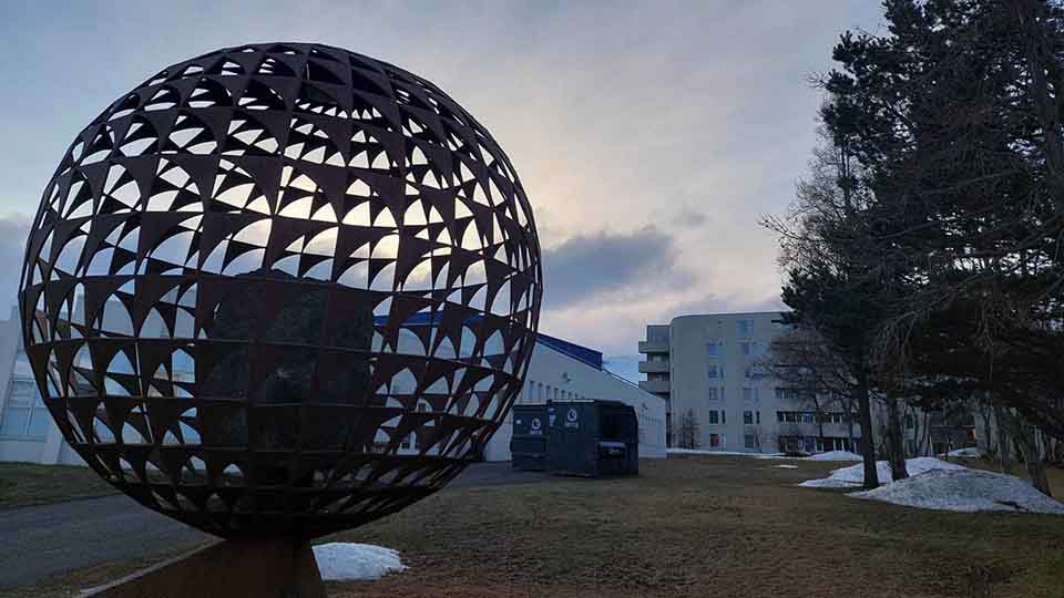En hel verden i et lite samfunn. Undervisning har en nökkelrolle i integrering av nye samfunnsborgere. Dette kunstverket ved gymnaset i Akureyri i Nord Island viser denne problemstillingen.