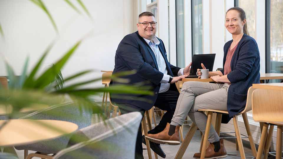 Byggnadsingenjörerna Toni Wasenius och Ninni Timola är kolleger på Ramboll, men samtidigt studerar de också trähuskonstruktion på samma linje.