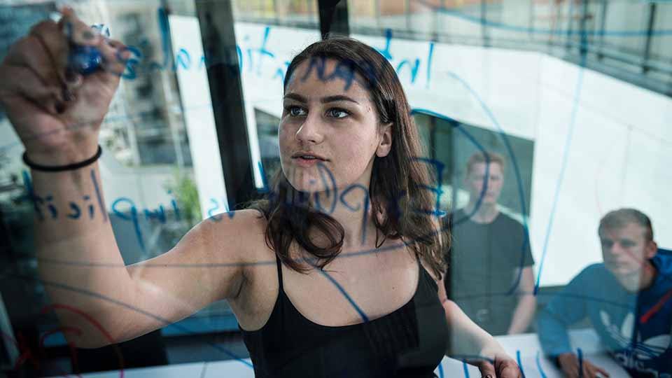 Bogen ”Mistrivsel i lyset af tempo, præstation og psykologisering” bygger på en række dybdeinterviews med unge i mistrivsel og en kvantitativ analyse blandt 2.080 tilfældigt udvalgte danskere mellem 16 og 25 år.