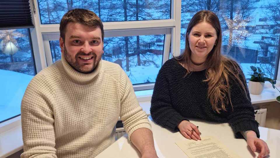 Ásmundur Einar Daðason, utbildnings- och barnminister, och Björt Sigfinnsdóttir, direktör för LungA, undertecknar ett avtal i Seyðisfjörður.