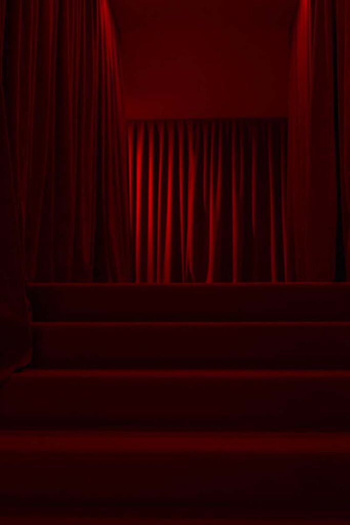 Når deltagerne træder ind i Sisters Academy