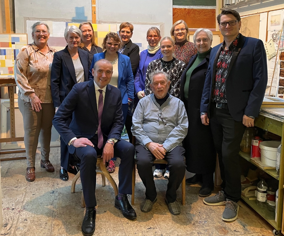 Islands president Guðni Th. Jóhannesson besökte gruppen som forberedet utstillingen noen dager för den formelle åpningen. Her sammen med Guðmundur og jentene.