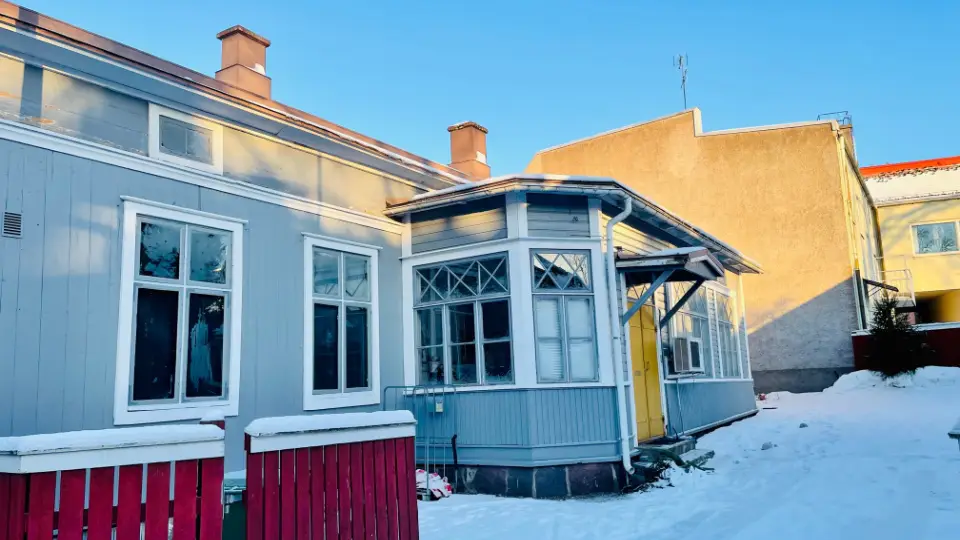 Bakgården ska bli en fin trädgård med örter och blommor. Huset ska renoveras varsamt med återanvänt material.