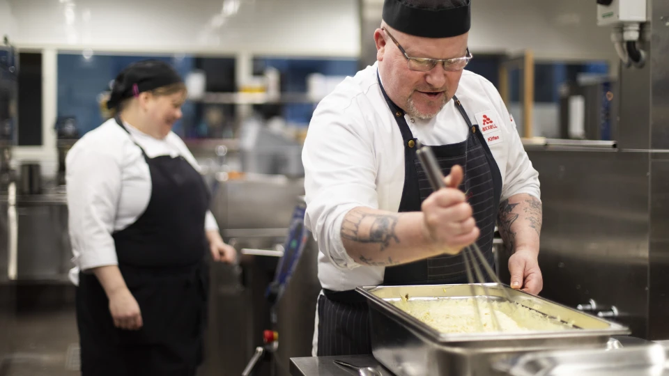 Hanna Al Gburi och Jonas Wasiljeff söker hela tiden nya metoder som minskar matsvinn och sparar på miljön.