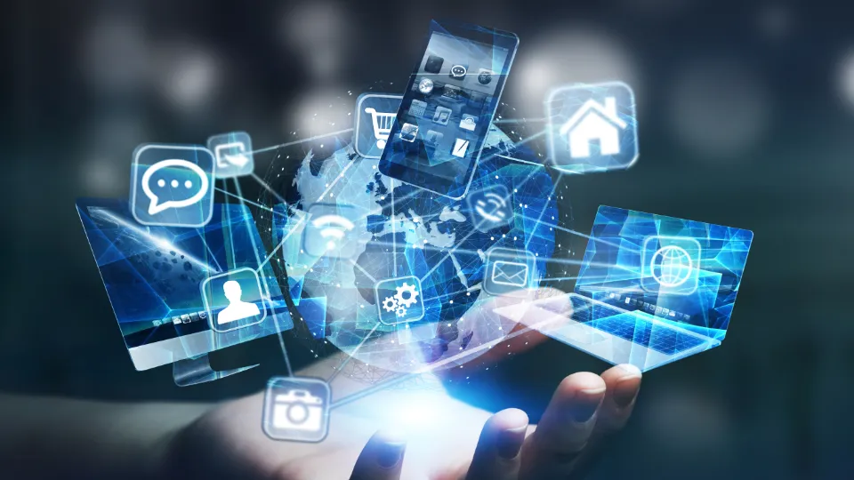 En hånd holder en rekke digitale og sosiale medieikoner som svever, inkludert handlekurv, tannhjul, hus, snakkebobler, og et verdenskart, som representerer avansert digital tilkobling