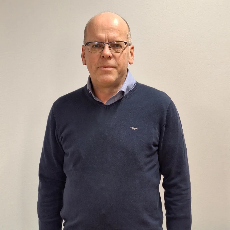 Yrkesläraren Henrik Sulkakoski är glad över att få lära sig nytt trots lång erfarenhet av metallbranschen. Foto: Privat.