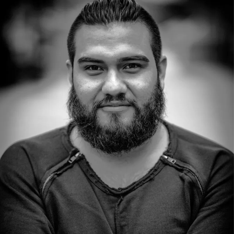 Noe Dominuez Linares er helsefagarbeider og jobber på sykehjem. Han anbefaler realkompetansevurdering for den som mangler vitnemål eller skolegang.