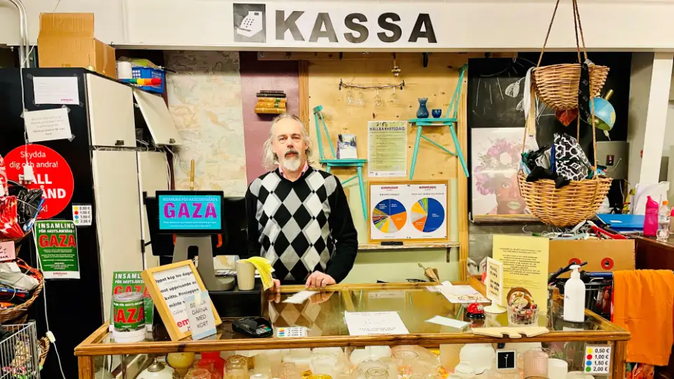 Kjell Sipinen har under handledning fått lära sig att betjäna kunder i secondhand-butiken på Åland.