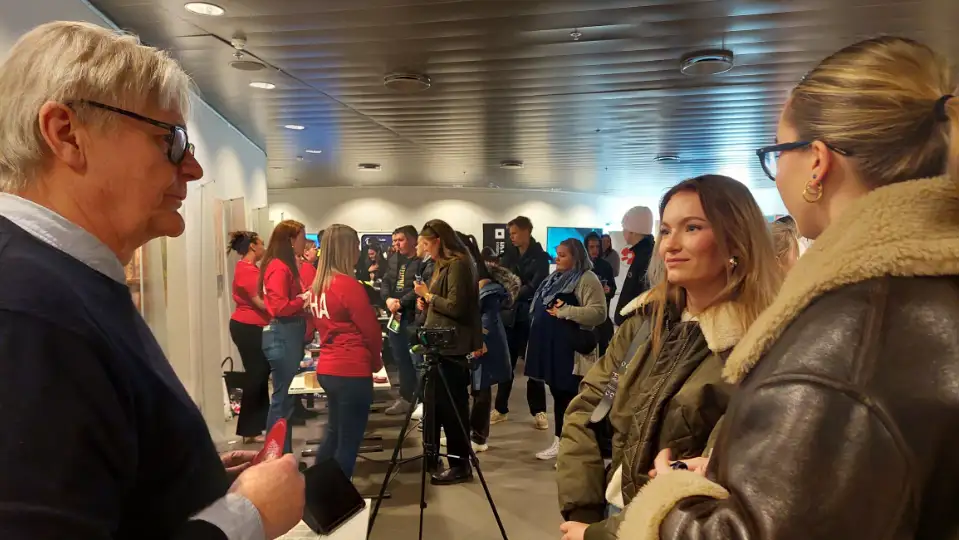 En åpen dag på Islands Universitet, hvor studenter fra hele verden skal velge seg studielinjer. Noen av dem tilbys kun på engelsk, andre på islandsk og andre med blanding av språk