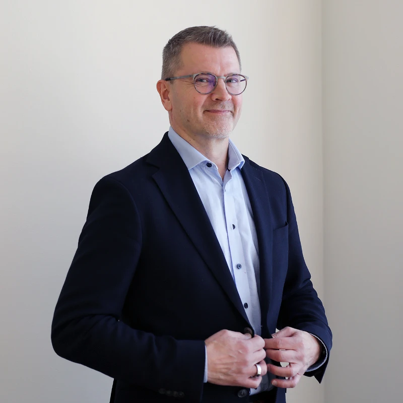 Lauri Tuomi är doktor i ekonomi, men leder också verksamheten vid Finlands äldsta bildningsstiftelse. Fotograf: Iina Esko 