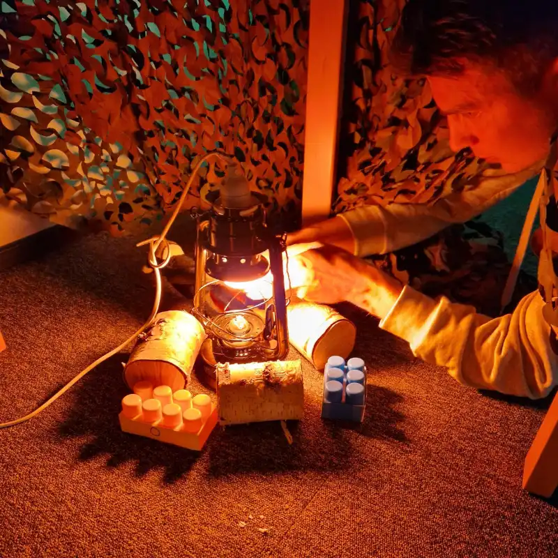 Med ljus och små inredningselement kan du få stämning i spelen och skapa fördjupning. Foto: Itä-Suomen yliopisto