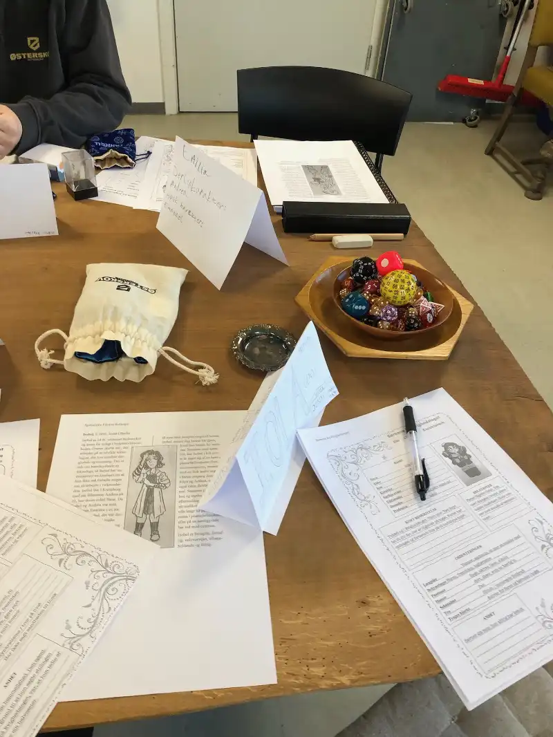 Papper, penna och tärningar är egentligen det ena som behövs för att börja spela rollspelet.