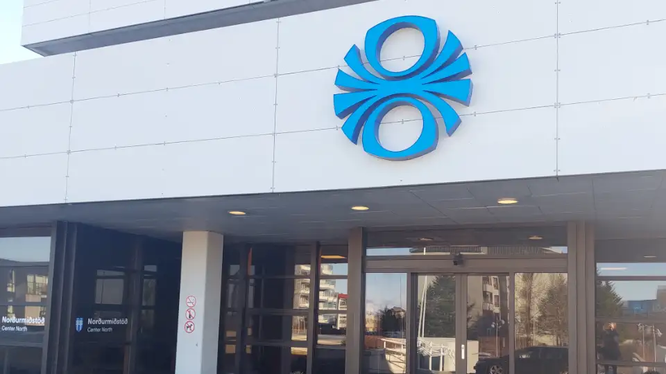 RÚV- rikskringkastningen har det som mål å ansette flere mennesker som har andre morsmål enn islandsk, men i dag er de færre enn ti.