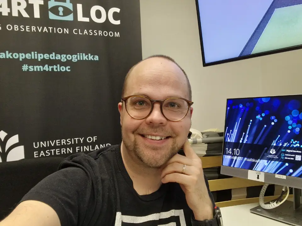 Forskaren Ville Tahvanainen sitter i Sm4rt LOC rummet. Foto: Itä-Suomen yliopisto