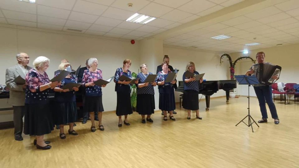 In order to involve seniors in society through artistic and musical activities, it is necessary to know their creative expression, skills and need to express themselves.