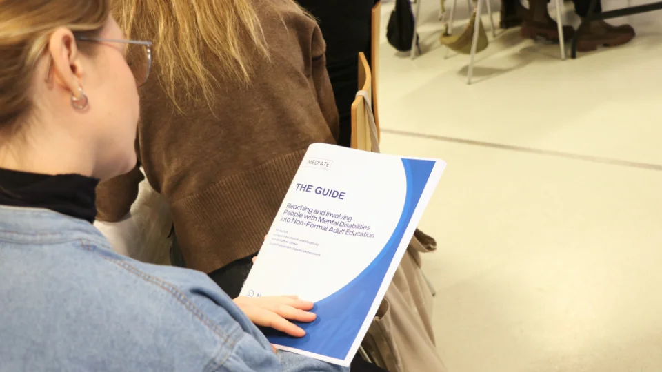Projektets syfte är att hjälpa pedagoger i icke-formell vuxenutbildning att nå fram till och involvera involverar personer med psykiska funktionsnedsättningar.