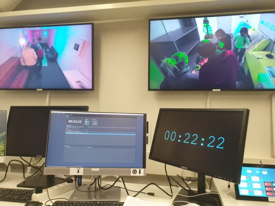 Tekniken gör det möjligt att observera lärande i Sm4rt LOC escape game laboratoriet vid Östra Finlands universitets utrymmen. Foto: Itä-Suomen yliopisto