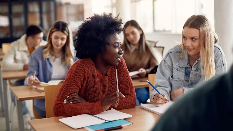 Studenter som samarbeider og studerer i et klasserom.