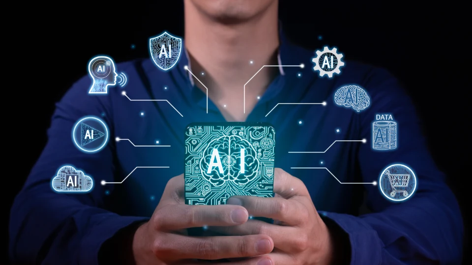 Mann som holder en mobiltelefon med kunstig intelligens-ikoner og hologrammer som representerer AI-teknologi, datasikkerhet, maskinlæring og databehandling.