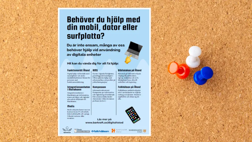 Behöver du hjälp med din mobil dator eller surfplatta? Affisch på anslagstavla som informerar om var man kan få hjälp med att använda mobil, dator eller surfplatta på Åland, med logotyper från olika organisationer.