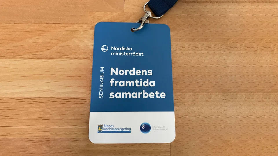 Fremtidens nordiske samarbejde sat på dagsordenen i Mariehamn Navneskilt til seminar om Nordens fremtidige samarbejde arrangeret af Nordisk Ministerråd, med logoer fra Ålands landskapsregering og Finlands udenrigsministerium.