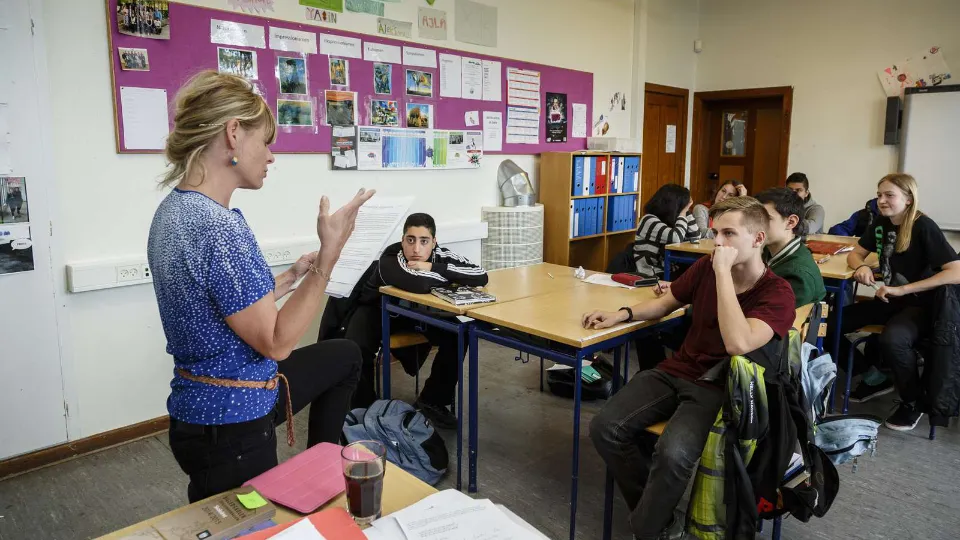 Lærer med elever på ÅIholm Skole, København, Danmark