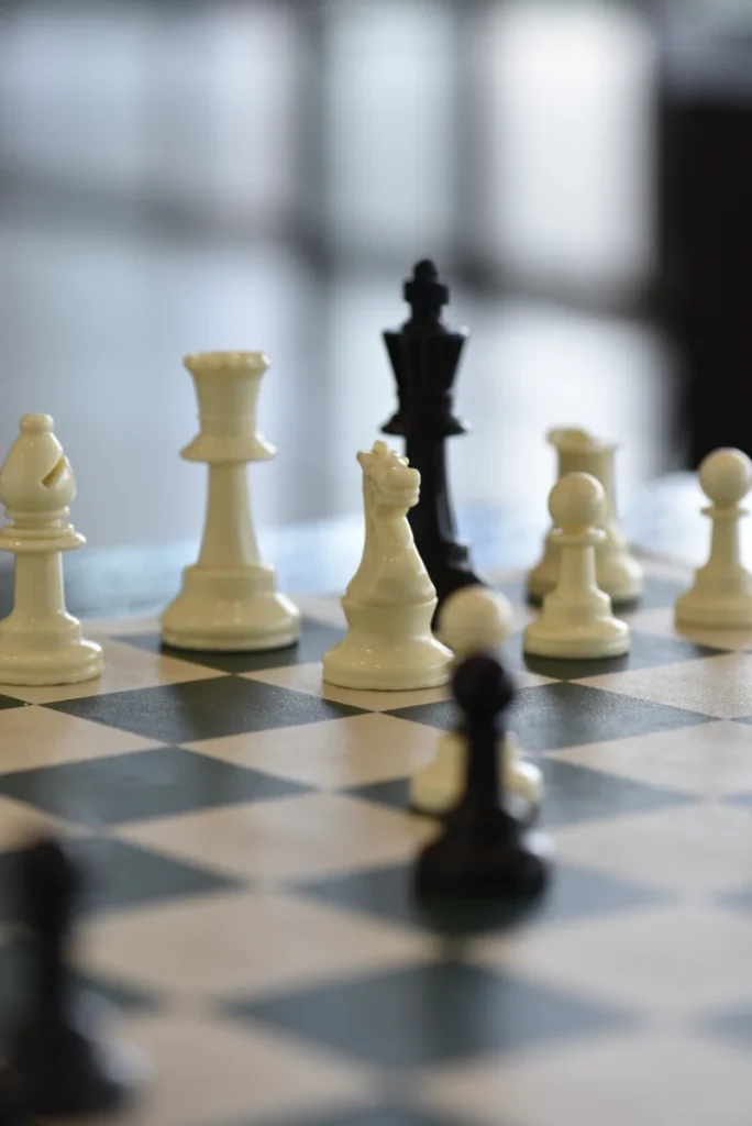 Närbild av schackpjäser under spel i Ode i Helsingfors bibliotek.