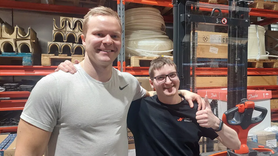 Fannar Freyr Gíslason og Daníel Smári Bjarnason Fannar Freyr Gíslason og Daníel Smári Bjarnason smiler og poserer sammen på et lager med hyller, paller og industrimateriell i bakgrunnen.