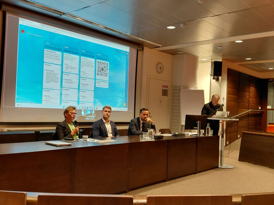 De åländska ministrarna Annika Hambrudd, Jesper Josefsson och Arsim Zekaj sitter vid panelbord och besvarar frågor under seminarium i Mariehamn den 25 september.