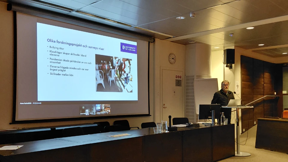 Bo Nygård – NEET Seminariet i Mariehamn den 25 september Bo Nygård talar vid ett podium under lansering av NLL:s samarbetsprojekt på Åland, med presentation projicerad på stor skärm i konferenslokal.