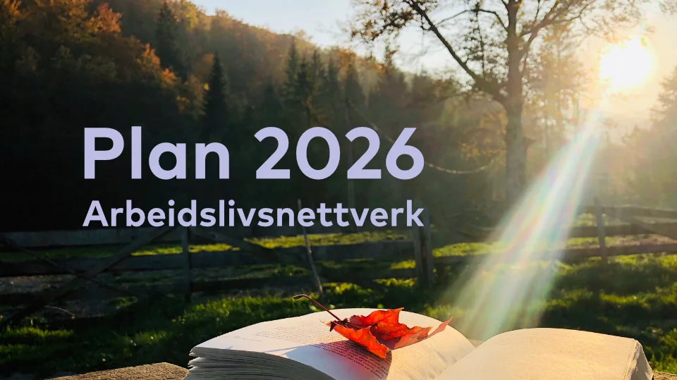 Bok med höstlöv i solljus framför ett lantligt landskap med texten "Plan 2026 – Arbeidslivsnettverk"; Arbeidslivsnettverk tema under 2026.