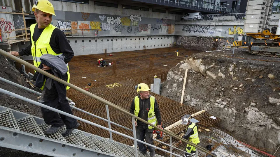 Sådan arbejder NLL med bæredygtighed Byggeplads med håndværkere i gang med at lægge armeringsjern til et fundament i en dyb udgravning.