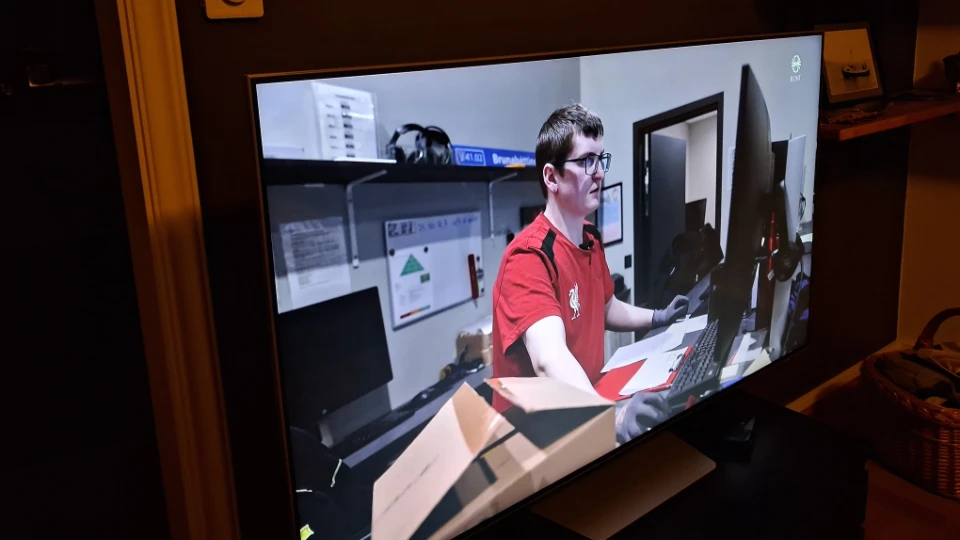 Davíð Smári Bjarnason Davíð Smári Bjarnason i rød trøje arbejder ved en computer på en tv-skærm i et kontormiljø.